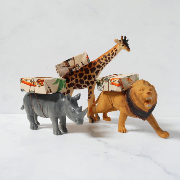 Traktatie jungledieren met rozijnen