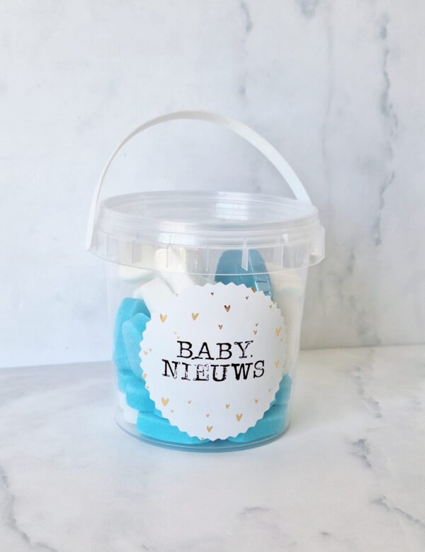 Gevuld emmertje met blauw wit snoep