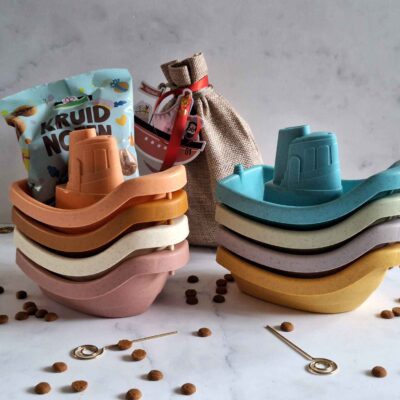 Schoencadeautje stoomboot met zakje kruidnoten.