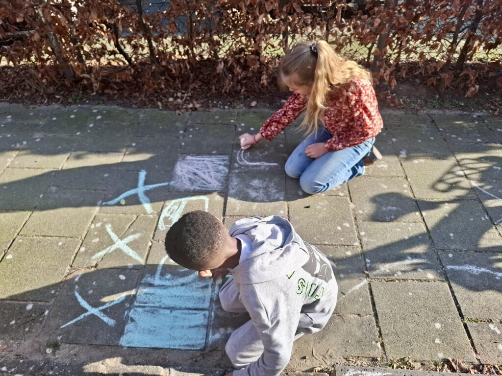 Kinderen met stoepkrijt
