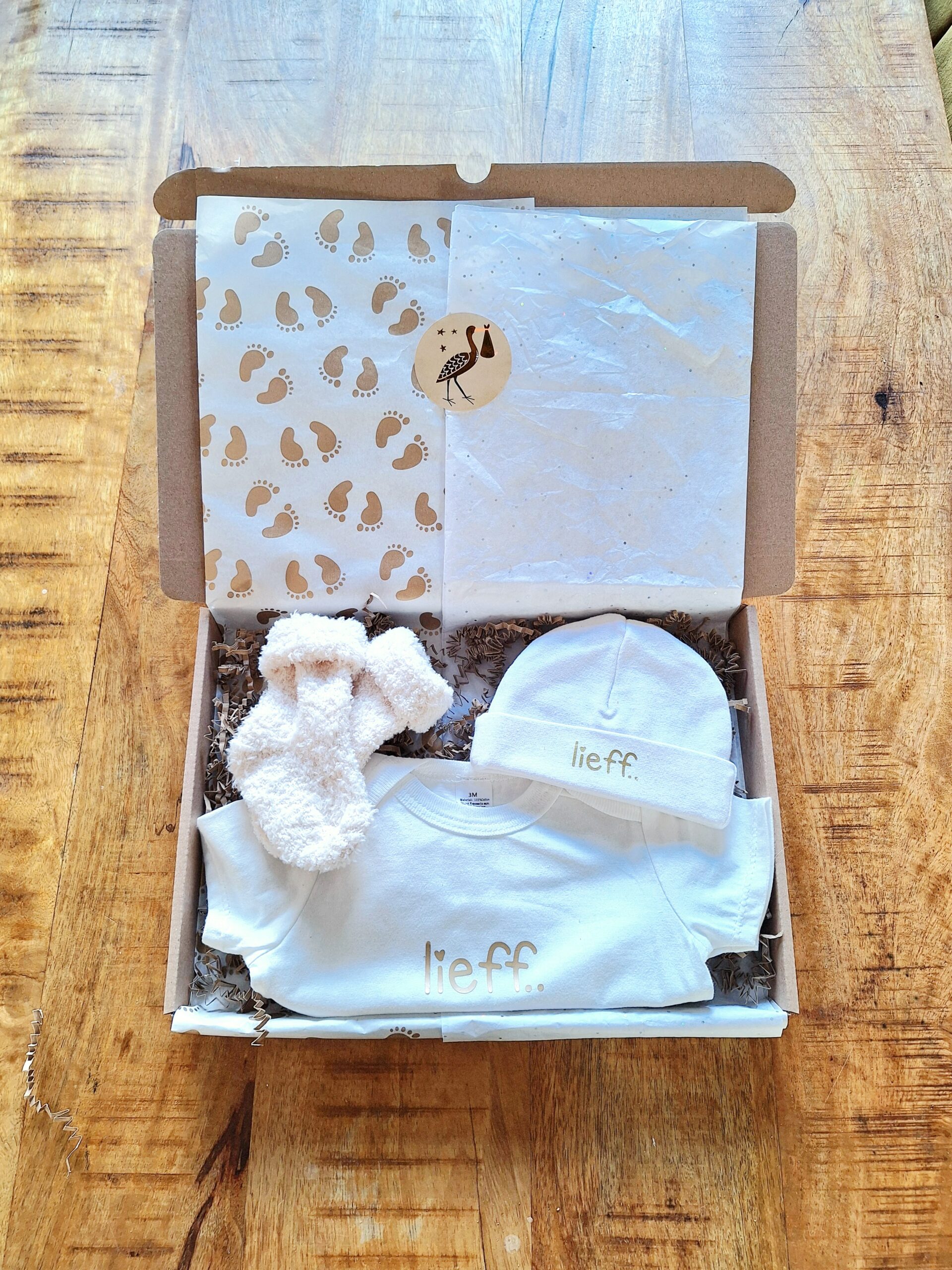 Brievenbus cadeau baby neutraal met rompertje