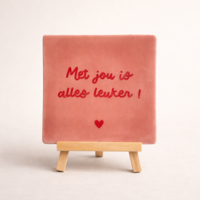 Tegel met tekst: Met jou is alles veel leuker!