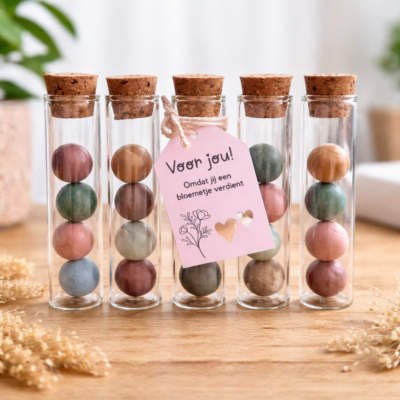 Glazen buisje met zaadbommetjes; heel veel bloemen voor jou!